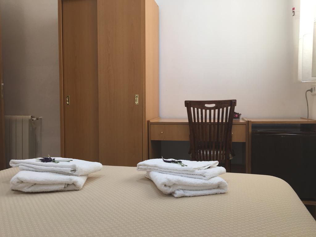 Hostal R. Lido Madrid Extérieur photo