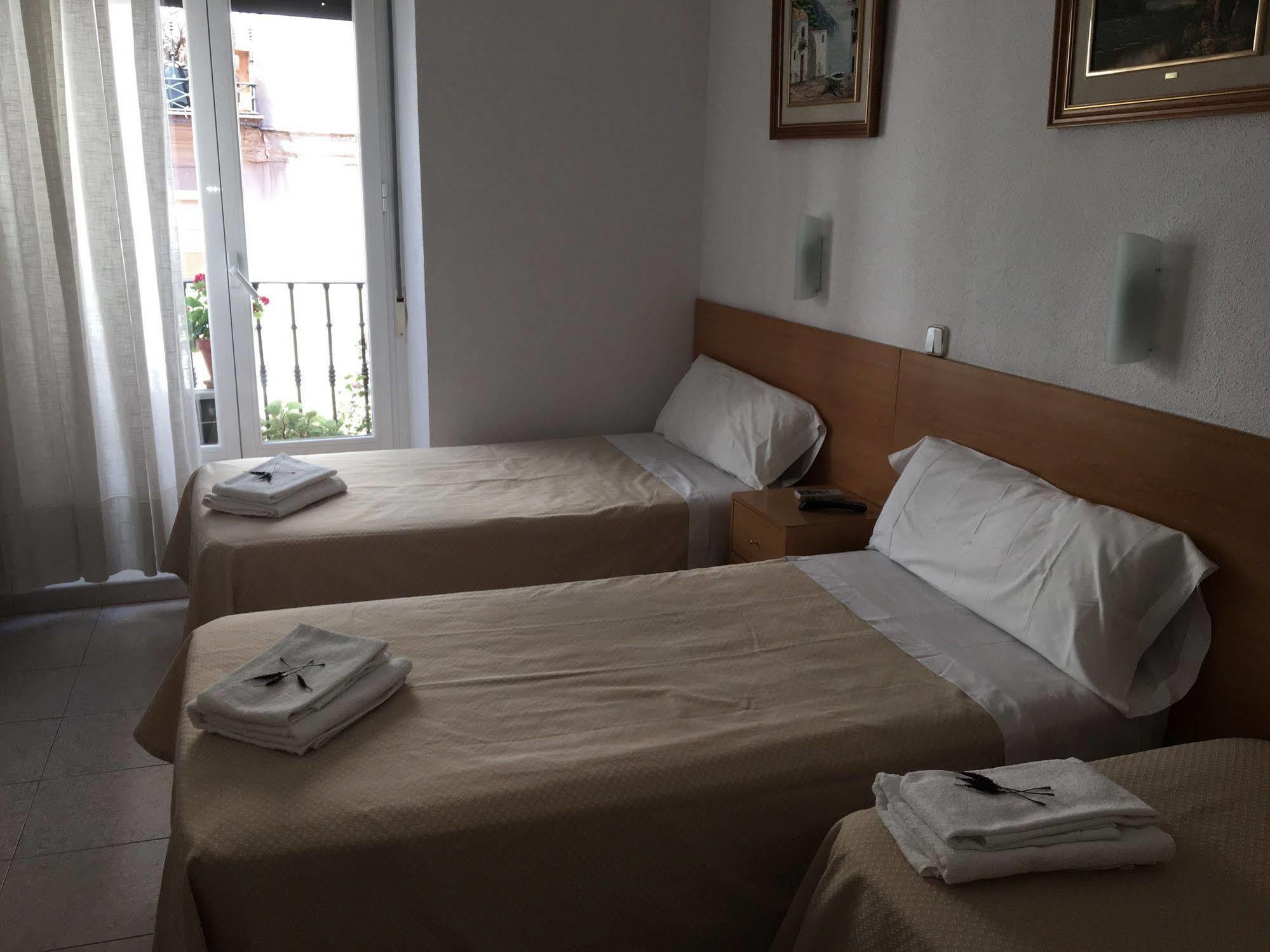 Hostal R. Lido Madrid Extérieur photo