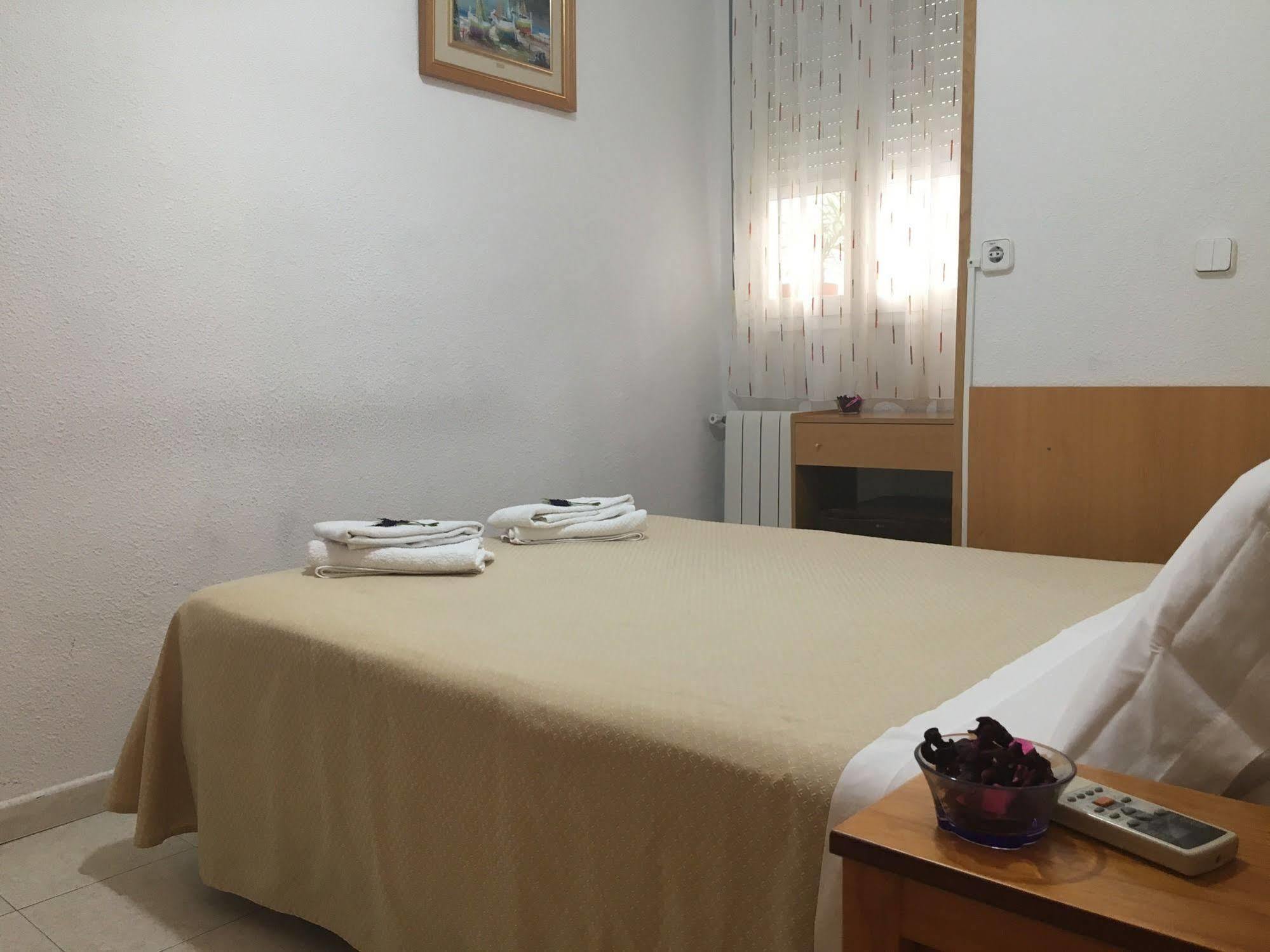Hostal R. Lido Madrid Extérieur photo