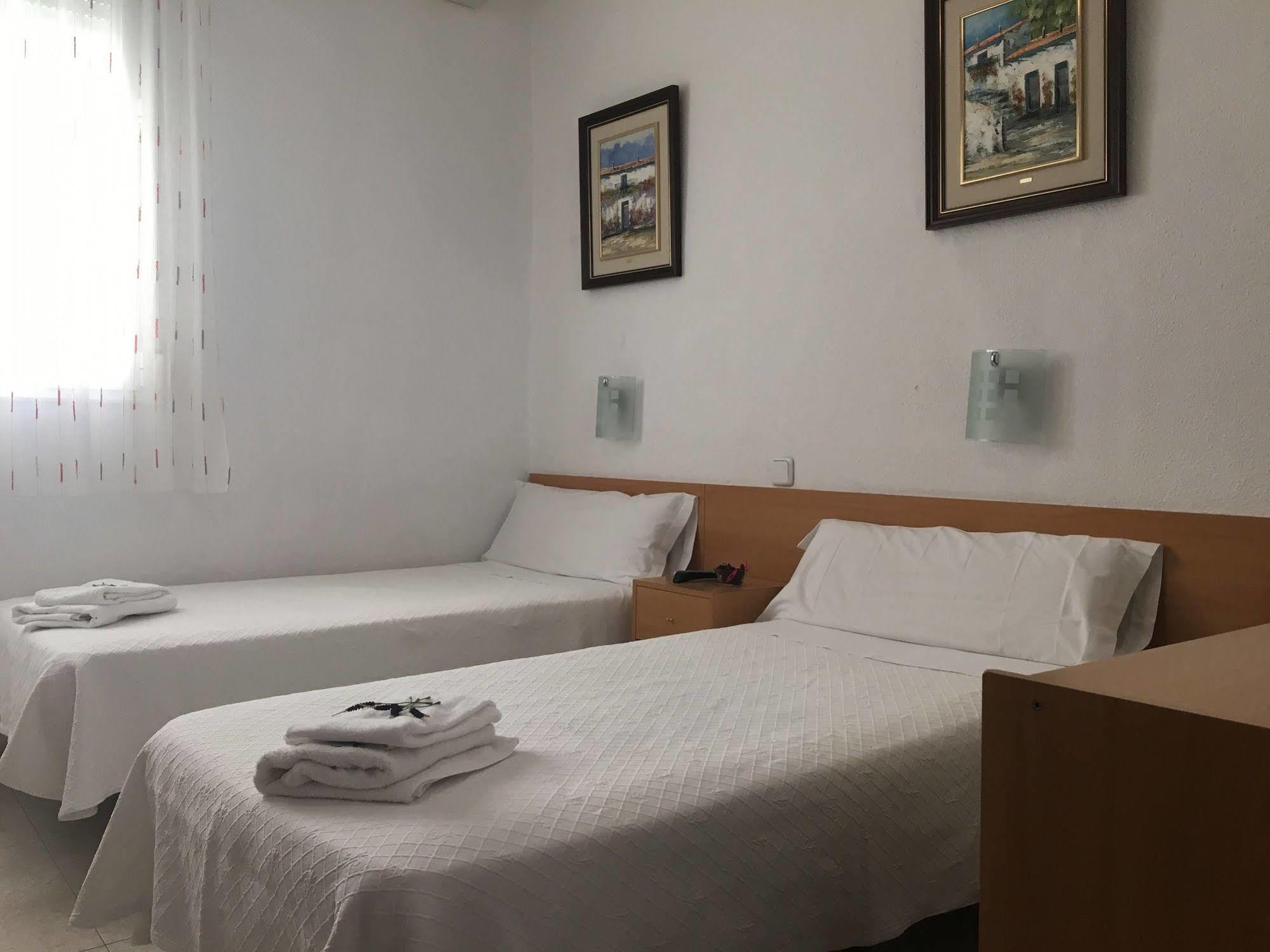 Hostal R. Lido Madrid Extérieur photo