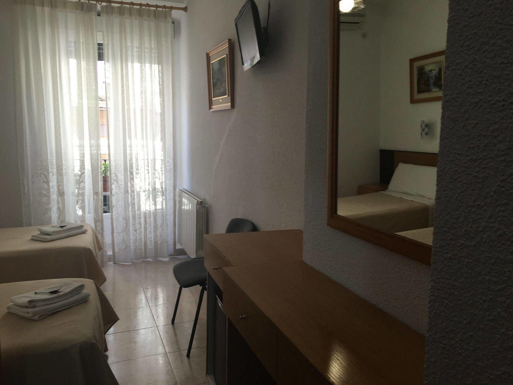 Hostal R. Lido Madrid Extérieur photo