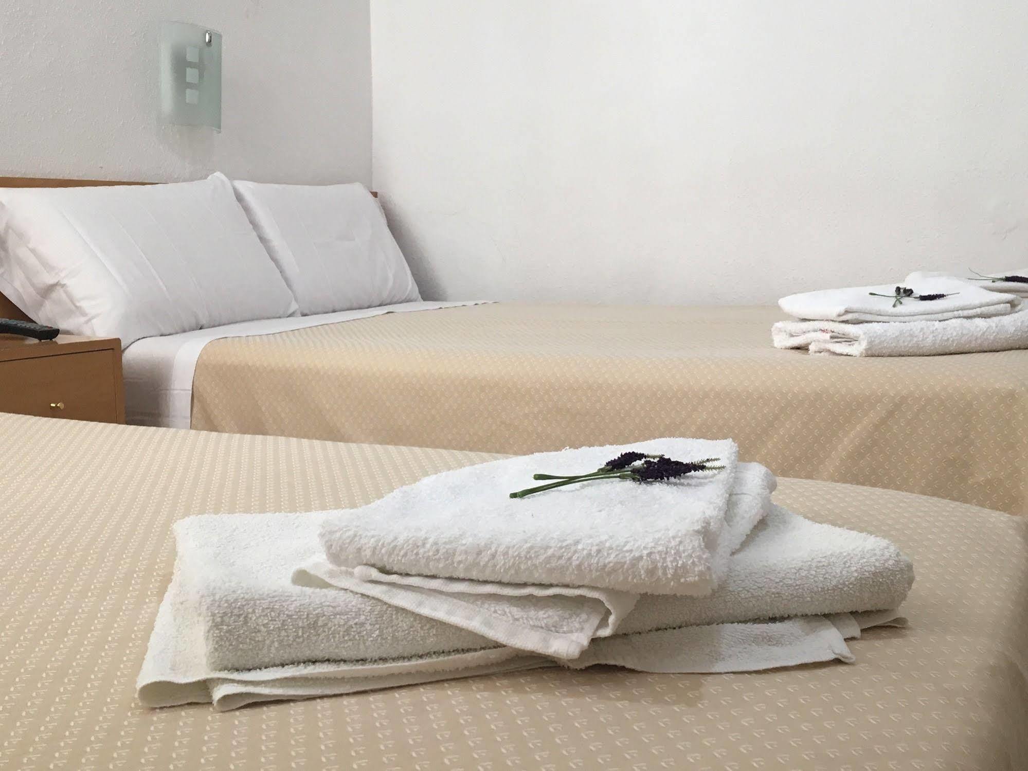 Hostal R. Lido Madrid Extérieur photo