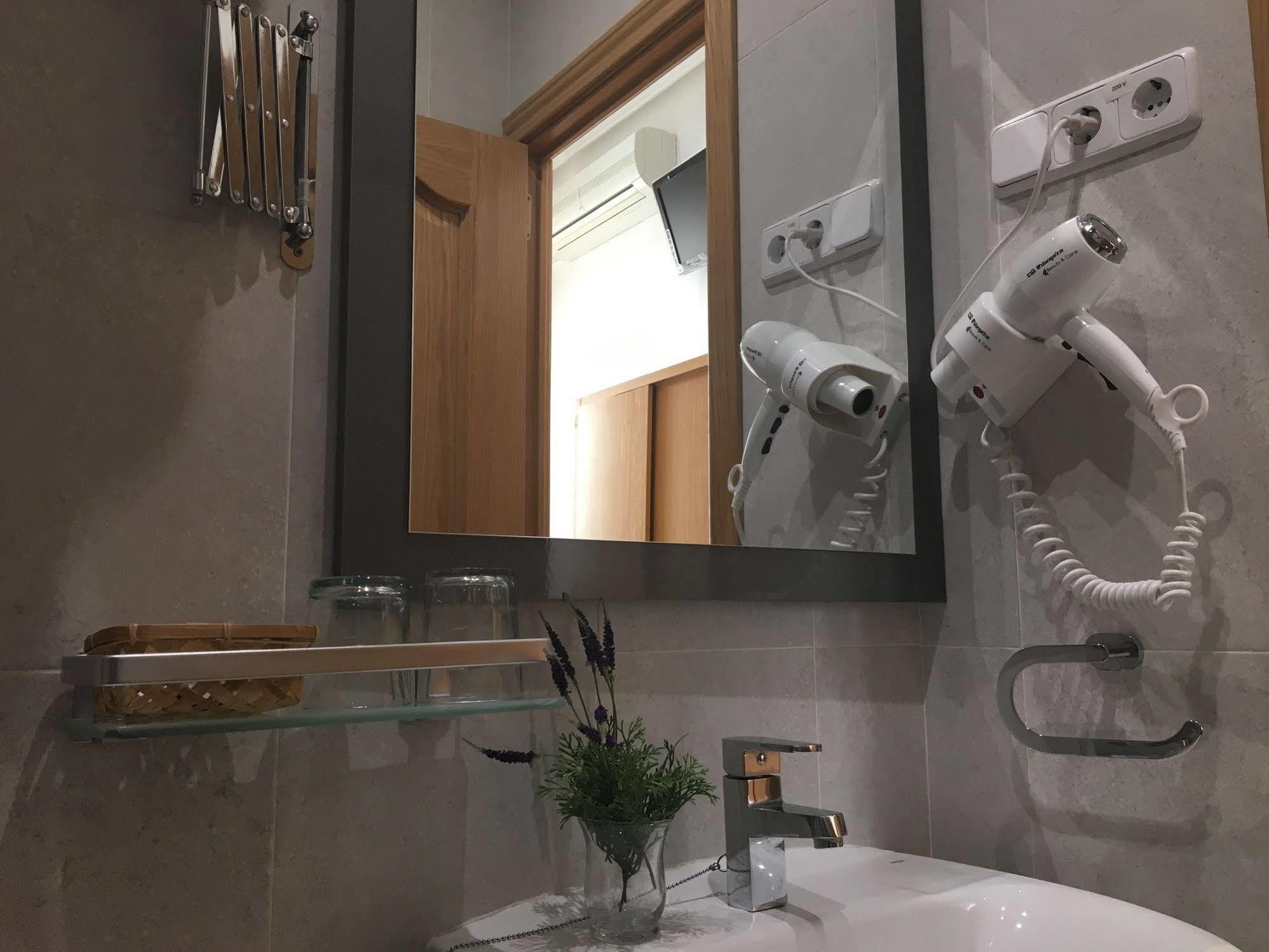 Hostal R. Lido Madrid Extérieur photo