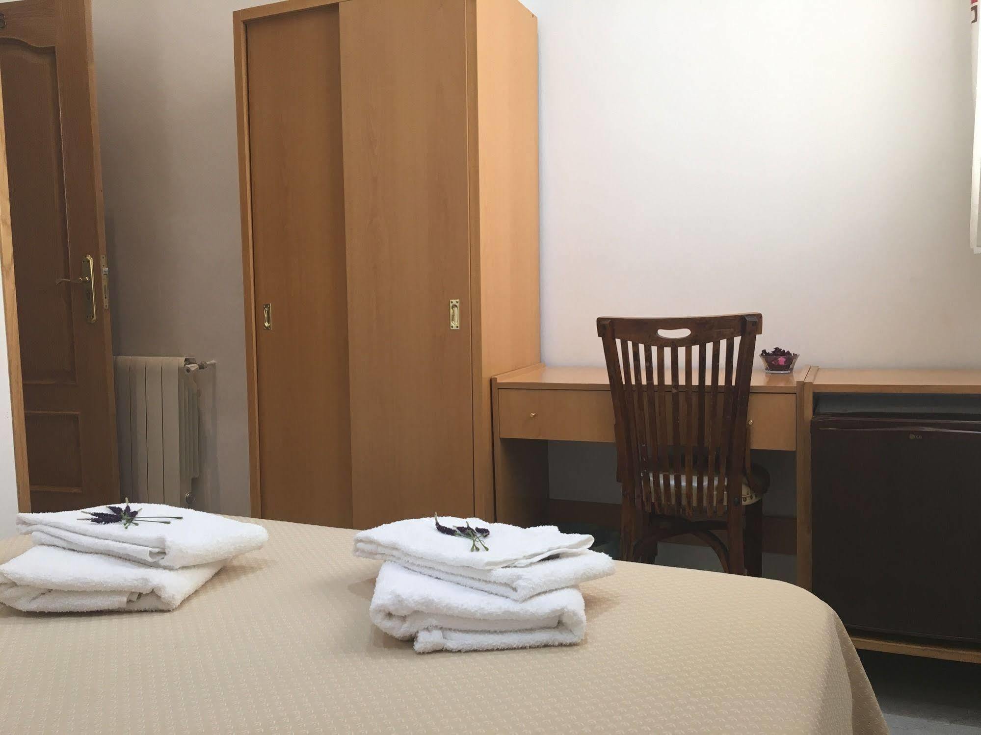 Hostal R. Lido Madrid Extérieur photo